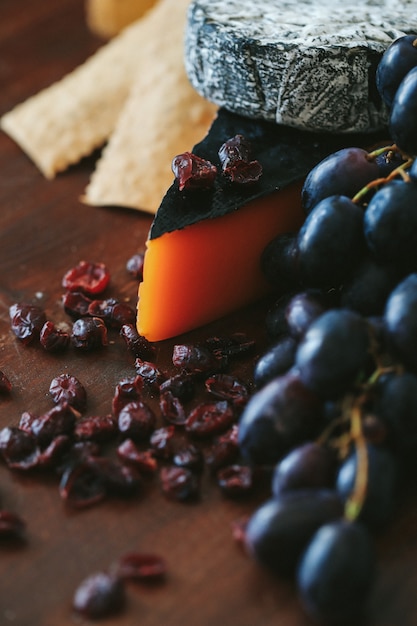 Délicieux fromage sur la table