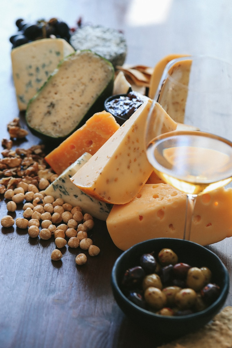 Photo gratuit un délicieux fromage sur la table.