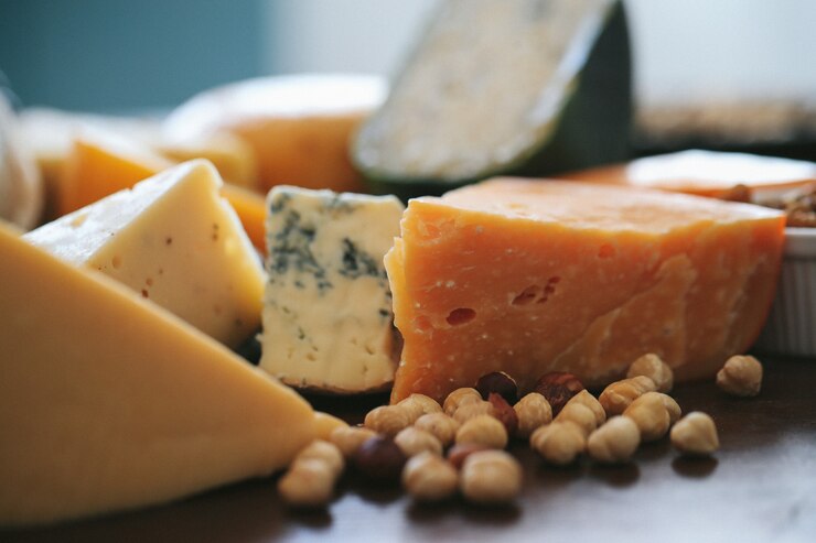 Photo gratuit un délicieux fromage sur la table.