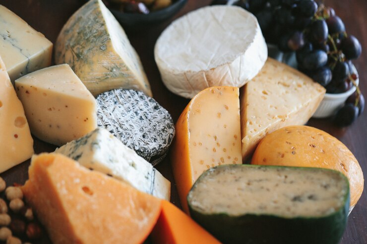 Photo gratuit un délicieux fromage sur la table.