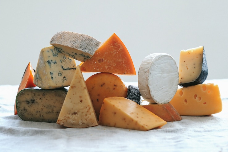 Photo gratuit un délicieux fromage sur la table.