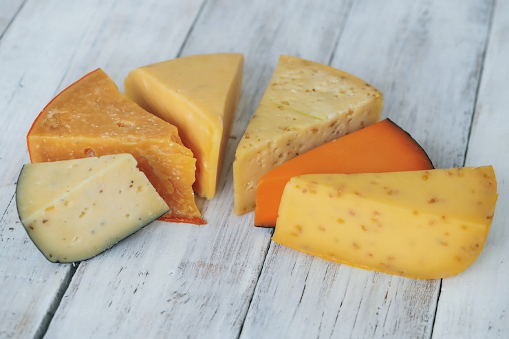 Photo gratuit un délicieux fromage sur la table.