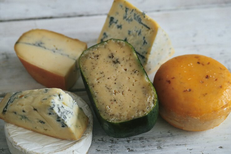 Photo gratuit un délicieux fromage sur la table.