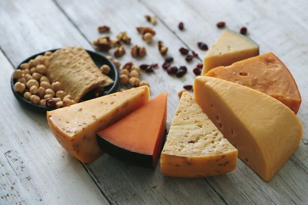 Délicieux fromage sur la table