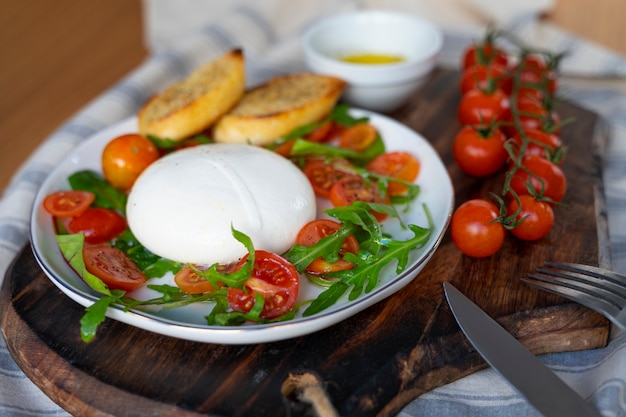 Photo gratuite délicieux fromage et tomates à angle élevé