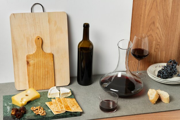 Délicieux fromage et vin rouge sur table