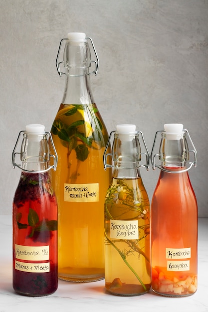 Délicieux fruits bouteilles de kombucha nature morte