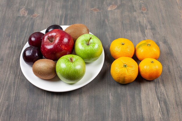 Délicieux fruits divers sur une table en bois. Photo de haute qualité