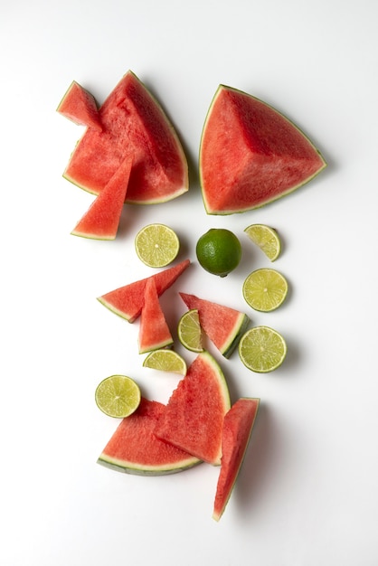 Délicieux fruits sur la vue de dessus de fond blanc