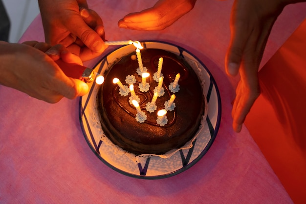 Photo gratuite délicieux gâteau à angle élevé avec des bougies