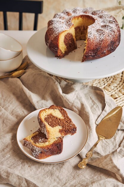 Délicieux gâteau à l'anneau mis sur une assiette blanche