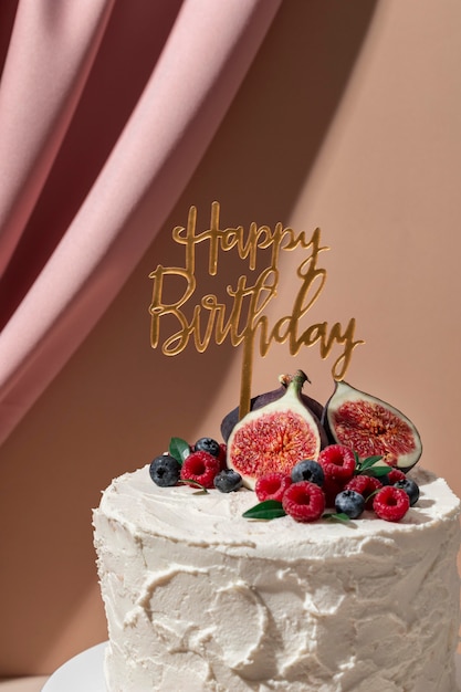 Photo gratuite délicieux gâteau d'anniversaire aux fruits