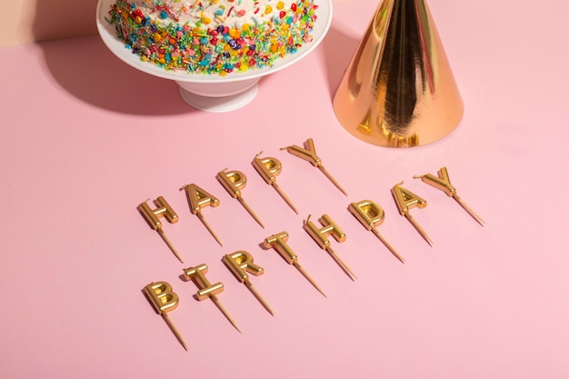 Photo gratuite délicieux gâteau d'anniversaire et bougies grand angle