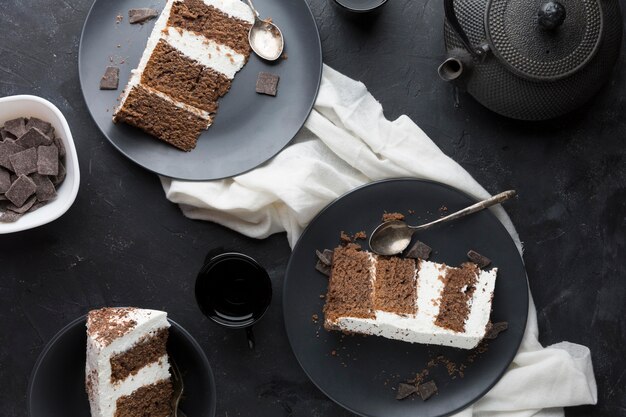 Un délicieux gâteau sur une assiette noire.
