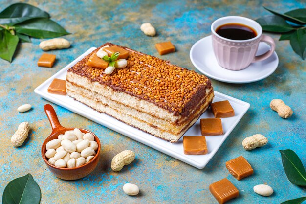 Délicieux gâteau au caramel et aux arachides avec des arachides et des bonbons au caramel, vue de dessus