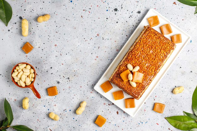 Délicieux gâteau au caramel et aux arachides avec des arachides et des bonbons au caramel