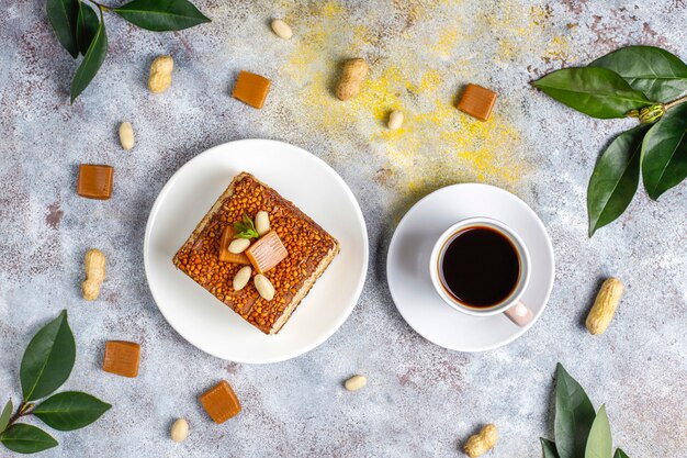 Délicieux gâteau au caramel et aux arachides avec cacahuètes et bonbons au caramel, vue du dessus