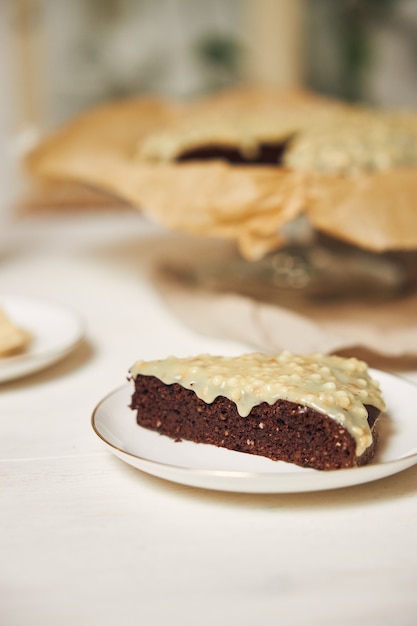 Photo gratuite délicieux gâteau au chocolat à la crème sur un tableau blanc présenté avec des détails esthétiques