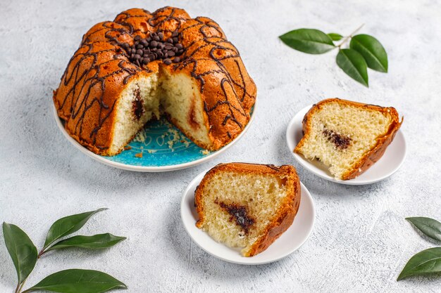 Délicieux gâteau au chocolat avec des pépites de chocolat, vue du dessus