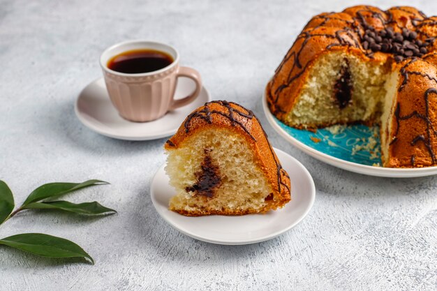 Délicieux gâteau au chocolat avec des pépites de chocolat, vue du dessus