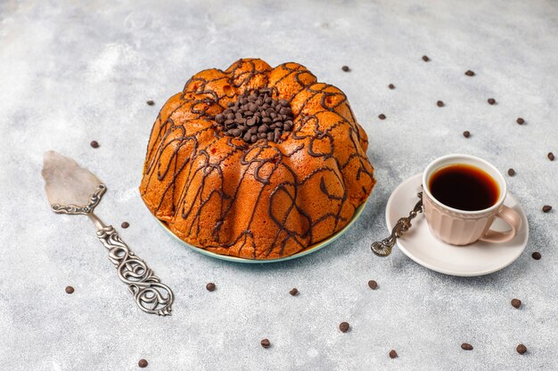 Délicieux gâteau au chocolat avec des pépites de chocolat, vue du dessus