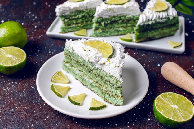 Délicieux gâteau au citron vert avec tranches de citron vert frais et limes