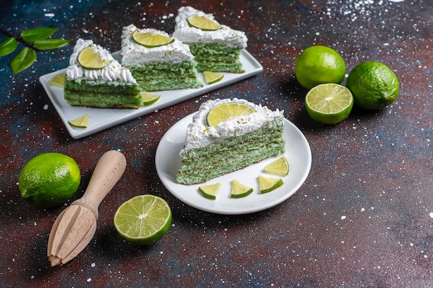 Délicieux gâteau au citron vert avec des tranches de citron vert frais et des limes.