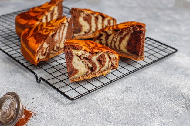 Délicieux gâteau au marbre zèbre fait maison.