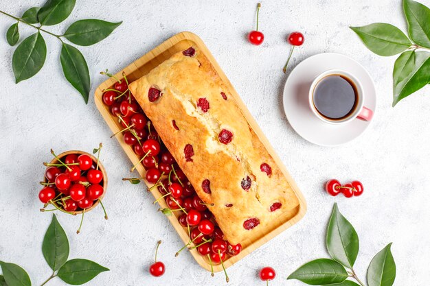 Délicieux gâteau aux cerises aux cerises fraîches, vue du dessus