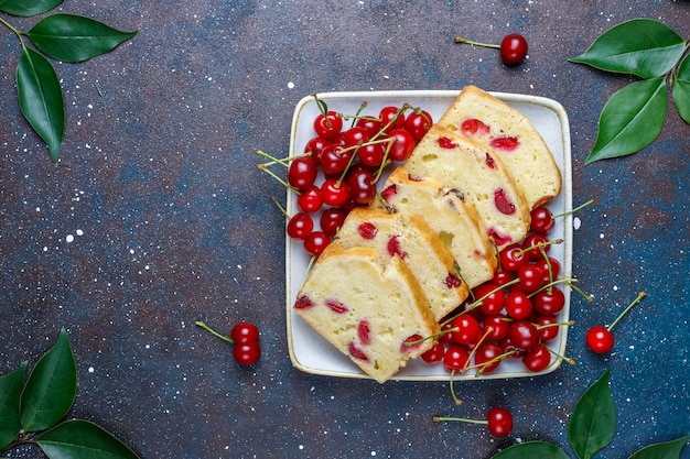 Photo gratuite délicieux gâteau aux cerises aux cerises fraîches, vue du dessus