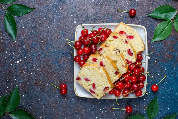 Délicieux gâteau aux cerises aux cerises fraîches, vue du dessus