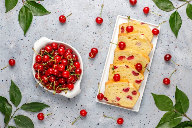 Délicieux gâteau aux cerises aux cerises fraîches, vue du dessus