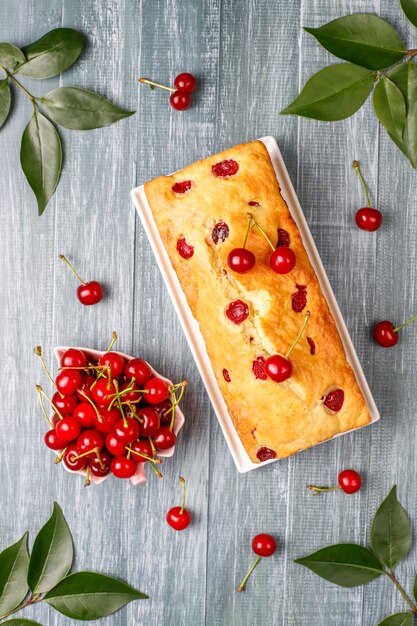 Délicieux gâteau aux cerises aux cerises fraîches, vue du dessus