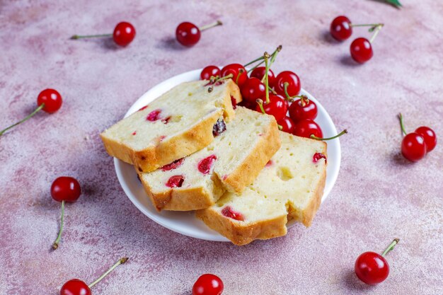 Délicieux gâteau aux cerises aux cerises fraîches