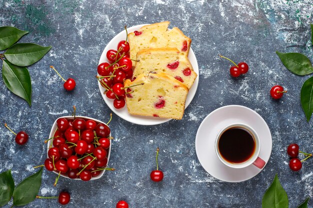 Délicieux gâteau aux cerises avec des cerises fraîches, vue de dessus