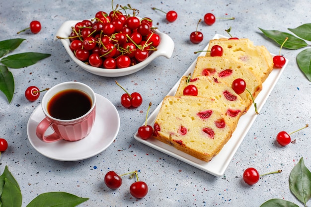 Délicieux gâteau aux cerises avec des cerises fraîches, vue de dessus