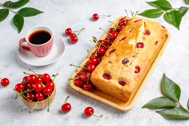 Délicieux gâteau aux cerises avec des cerises fraîches, vue de dessus