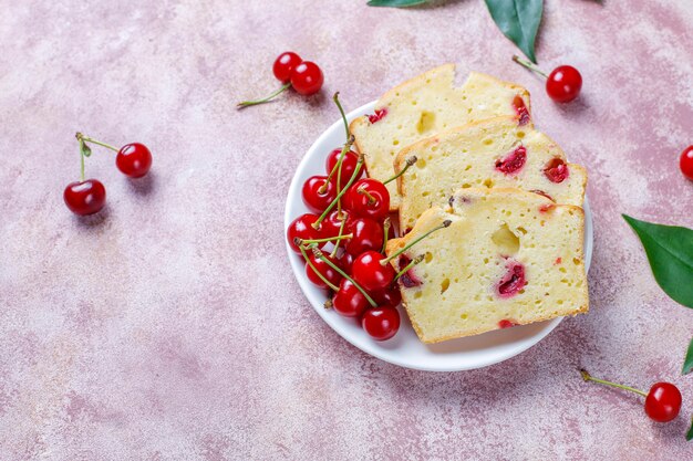 Délicieux gâteau aux cerises avec des cerises fraîches, vue de dessus