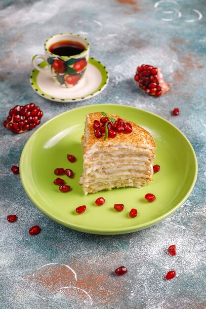 Délicieux gâteau aux crêpes maison décoré de graines de grenade