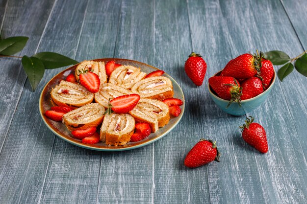 Délicieux gâteau aux fraises avec des fraises fraîches, vue de dessus