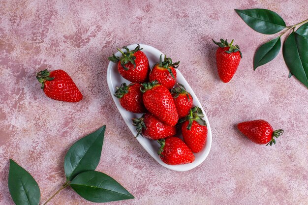 Délicieux gâteau aux fraises avec des fraises fraîches, vue du dessus