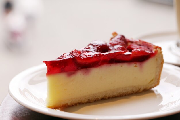 Délicieux gâteau aux fruits sur une assiette