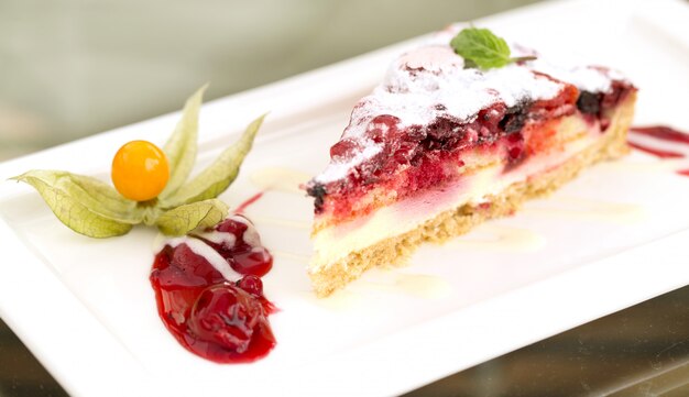 Délicieux gâteau aux fruits sur une assiette