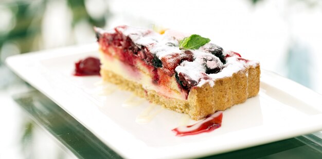 Délicieux gâteau aux fruits sur une assiette