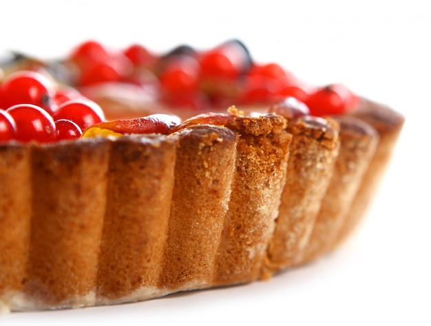 Délicieux gâteau aux fruits sur blanc