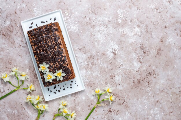 Délicieux gâteau aux truffes au chocolat fait maison avec du café