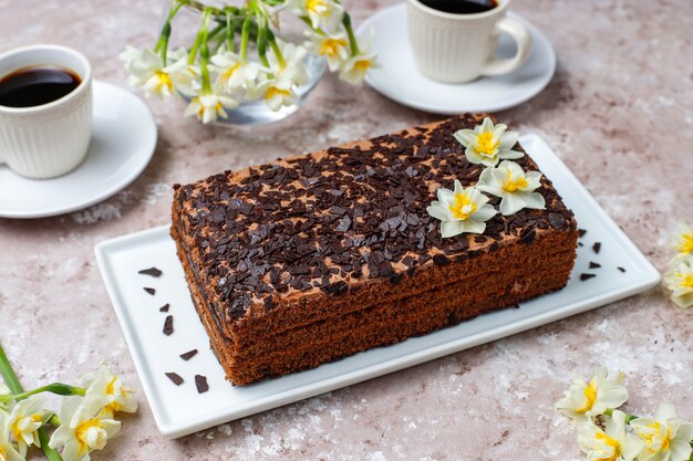 Délicieux gâteau aux truffes au chocolat fait maison avec du café