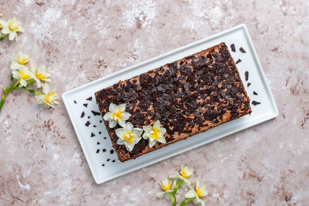 Délicieux gâteau aux truffes au chocolat fait maison avec du café