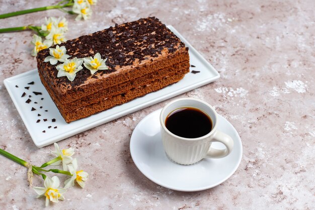 Délicieux gâteau aux truffes au chocolat fait maison avec du café