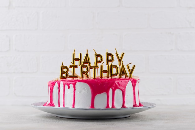 Délicieux gâteau et bougies d'anniversaire